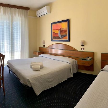 Hotel Lorenz Caorle Bagian luar foto