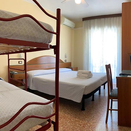 Hotel Lorenz Caorle Bagian luar foto