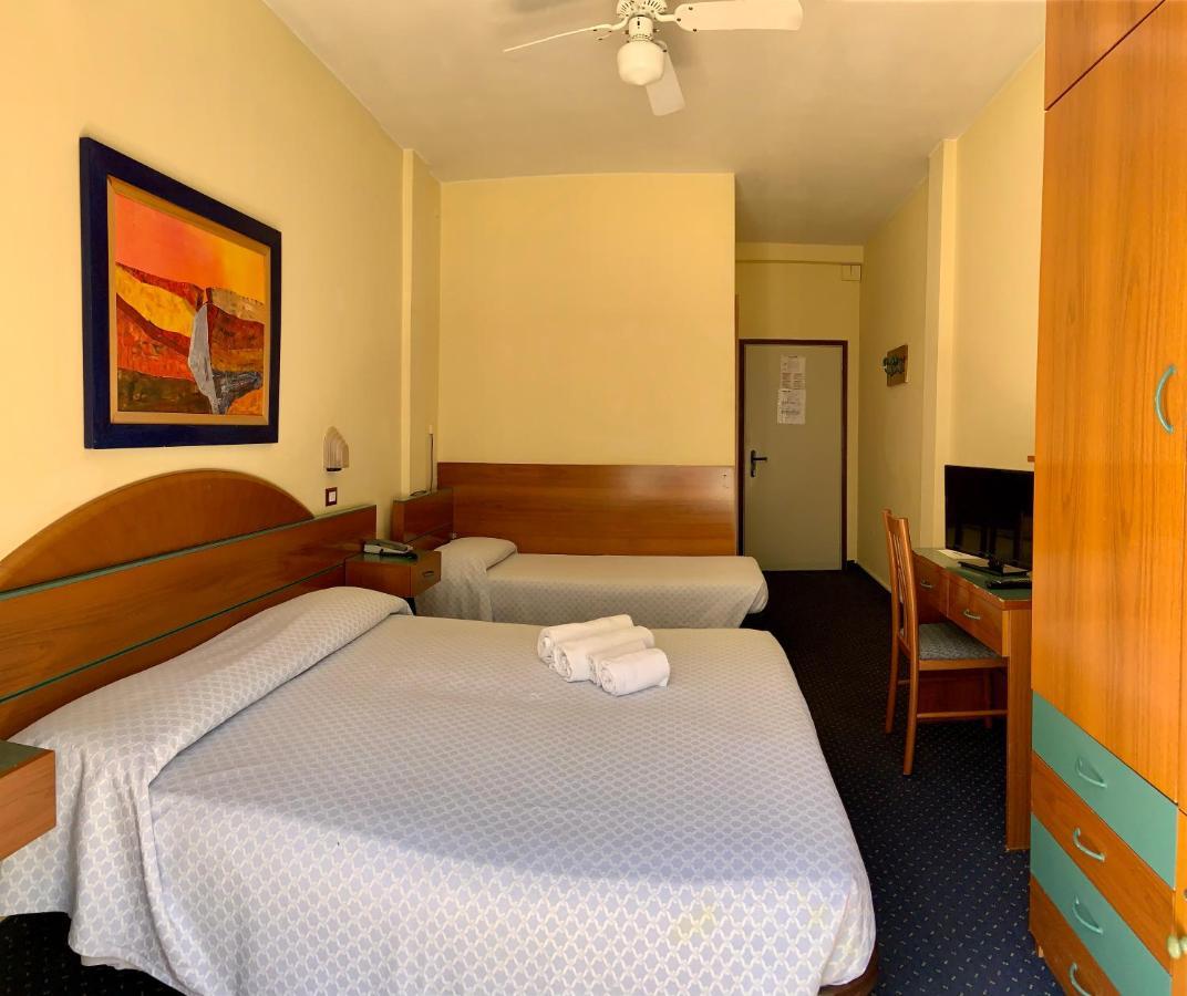 Hotel Lorenz Caorle Bagian luar foto