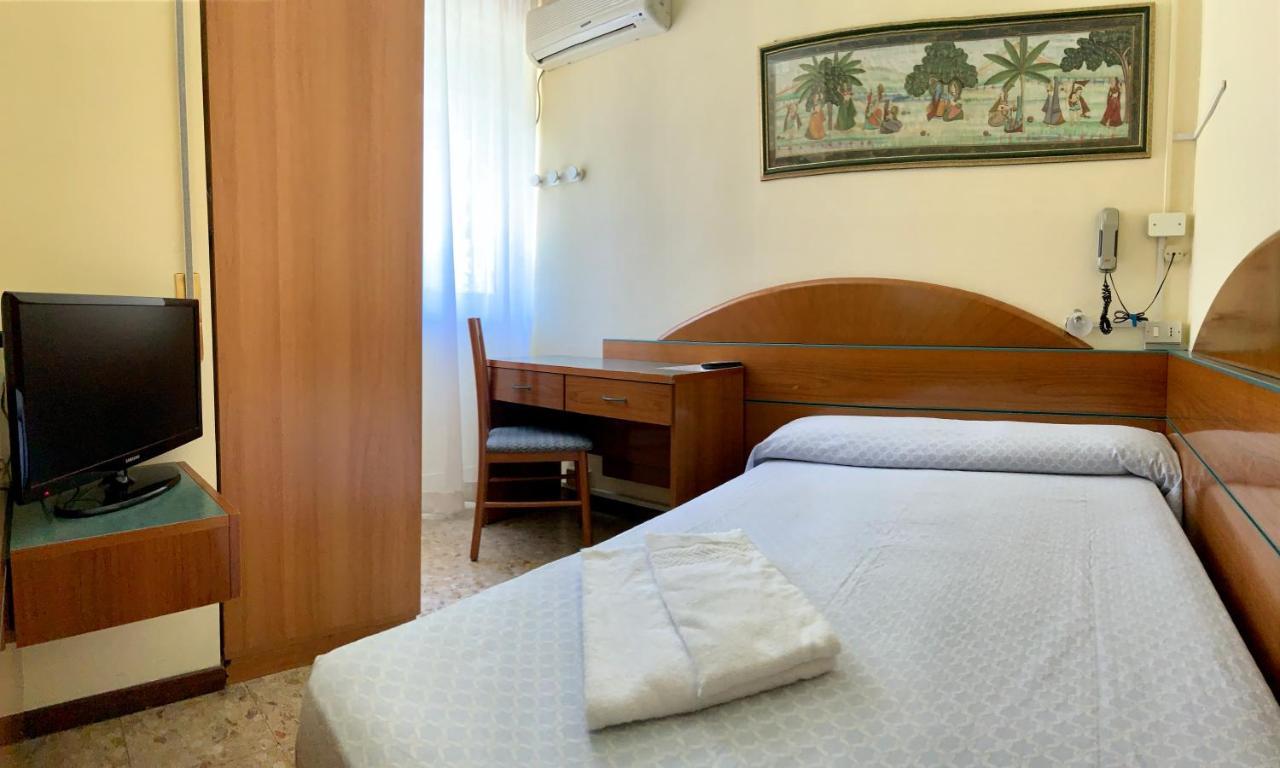 Hotel Lorenz Caorle Bagian luar foto