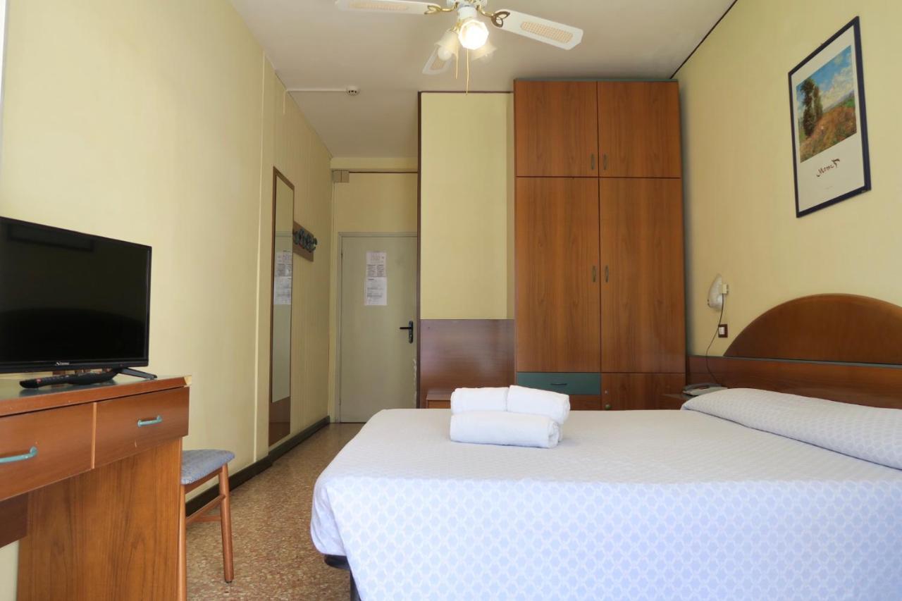 Hotel Lorenz Caorle Bagian luar foto