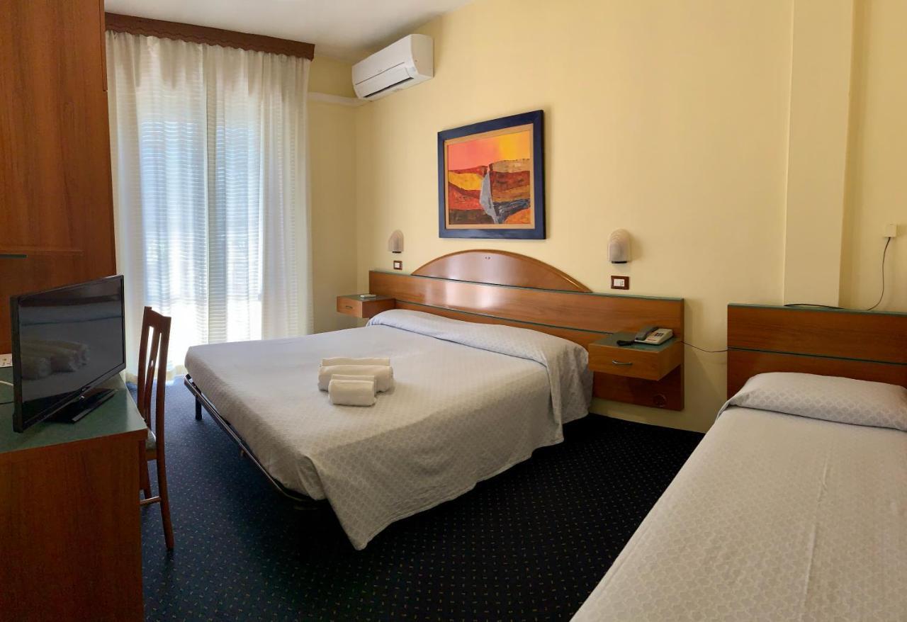 Hotel Lorenz Caorle Bagian luar foto