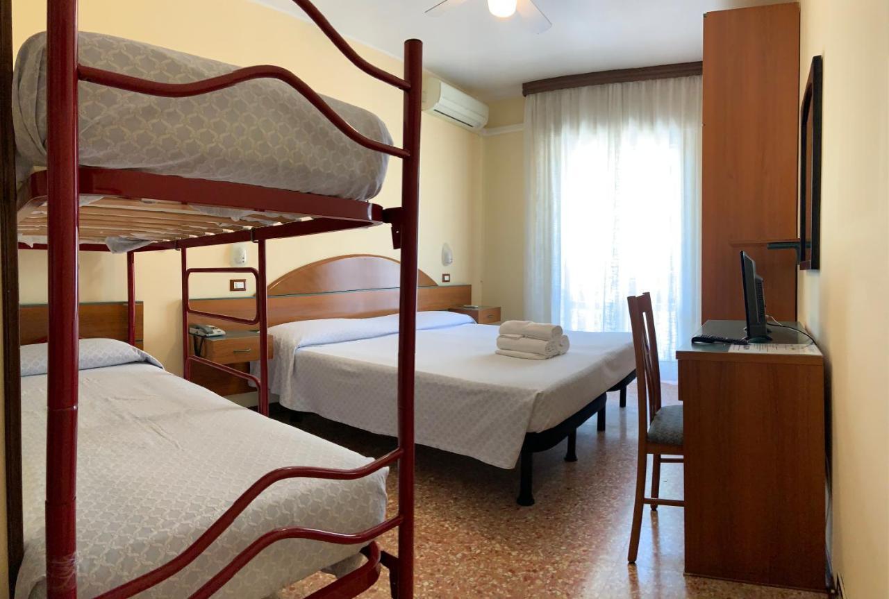 Hotel Lorenz Caorle Bagian luar foto