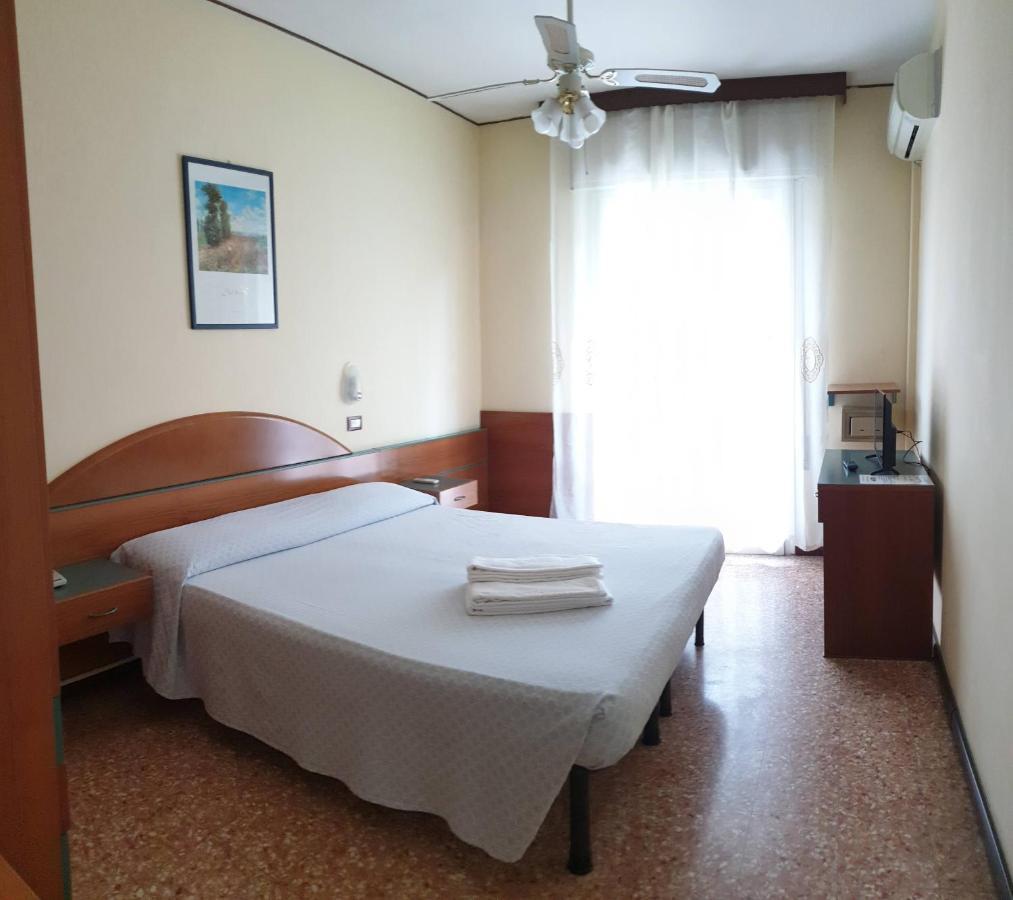 Hotel Lorenz Caorle Bagian luar foto